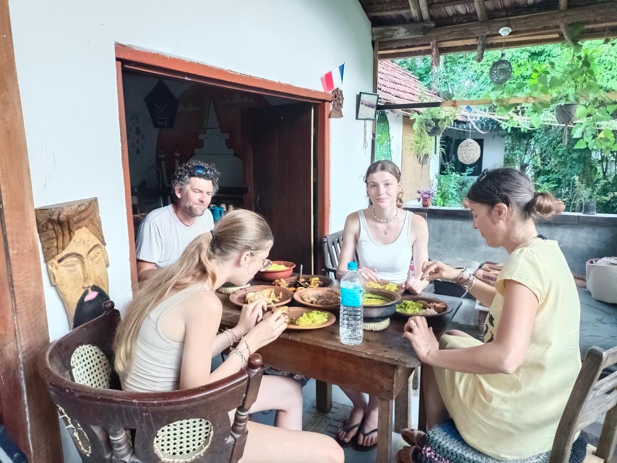 Mamisa Cafe, Home Stay Хабарана Экстерьер фото